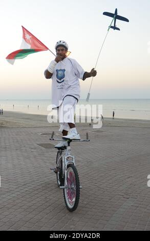 Ein omanischer Radfahrer aus dem omanischen Radclub mit der Flagge des Oman. Stockfoto