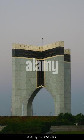 Omanisches Tor an einem Küstenroundabout in Greater Muscat, Oman. Stockfoto