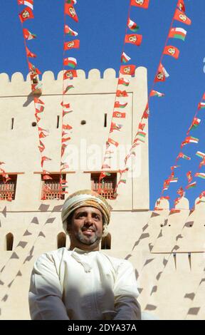 Traditioneller omanischer Schwerttanz in Nizwa Fort, Oman. Stockfoto