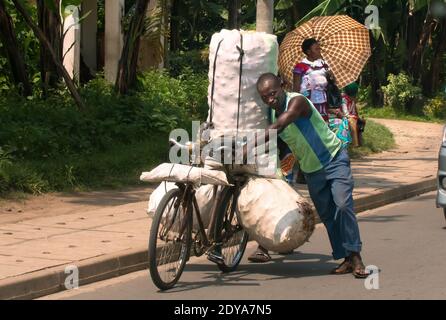 In Ruanda werden regelmäßig Fahrräder zum Transport von Fracht verwendet Stockfoto