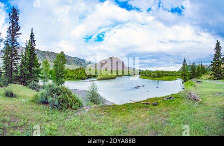 Schöner Gebirgsfluss in den Altai-Bergen. Das Panorama ist groß. Der Fluss Chuja in der Altai-Republik in Russland. Stockfoto