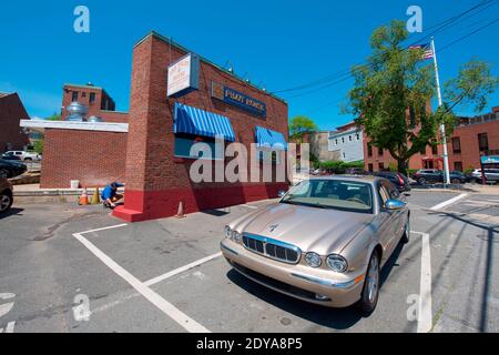 Historische Geschäftsgebäude und antikes Jaguar Auto auf Rogers Street in der Innenstadt von Gloucester, Massachusetts, MA, USA. Stockfoto