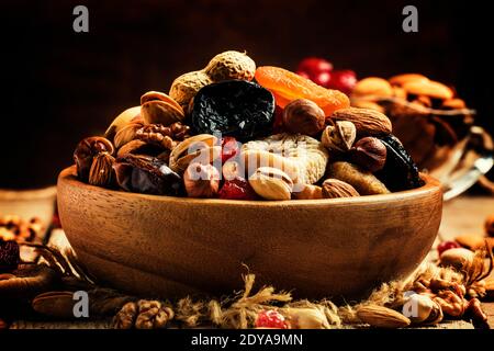 Gesunde Ernährung: Nüsse und Trockenfrüchte, Vintage Holzhintergrund, selektiver Fokus Stockfoto