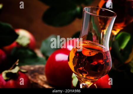 Französischer Apfel starkes alkoholisches Getränk, Stillleben im rustikalen Stil, Vintage-Holzhintergrund, selektiver Fokus Stockfoto