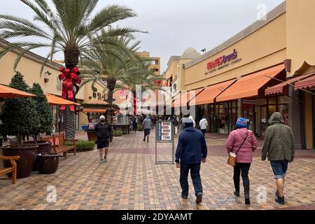 Am Vorweihnachtsabend kaufen die Menschen im Citadel Outles ein, inmitten der globalen Coronavirus COVID-19 Pandemie, Donnerstag, 24. Dezember 2020, in Los Angeles. (Ki Stockfoto