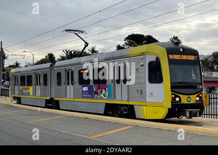 Ein Metro Rail Gold Line (L-Line) Zug mit Gesichtsmaske erforderlich Zeichen inmitten der globalen Coronavirus COVID-19 Pandemie, Donnerstag, 24. Dezember 2020, in Los Ange Stockfoto