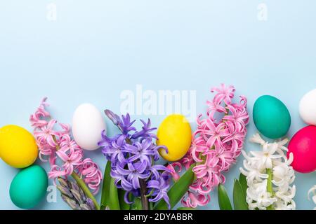 Bunte Eier und Frühlingshyazinthen auf blauem Hintergrund. Osterkonzept. Kopierbereich - Bild Stockfoto