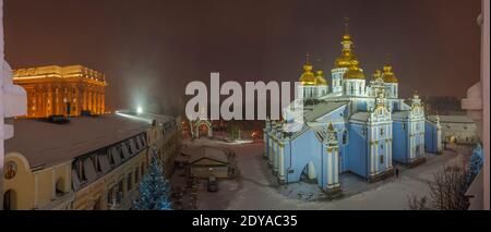 Blick auf die St. Michael's Golden-Dome Kathedrale, Mikhailovskaya Platz, Ministerium für auswärtige Angelegenheiten und Denkmal für Prinzessin Olga, Apostel Andreas. Stockfoto