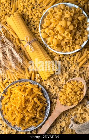 Rohe Pasta verschiedener Art auf dem Tisch. Stockfoto