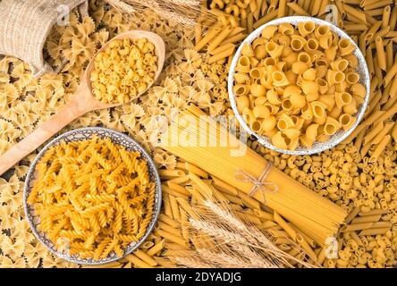 Weizen und viele verschiedene Arten von Pasta auf dem Tisch. Stockfoto