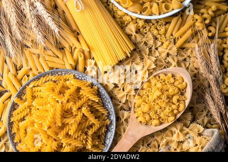 Viele verschiedene Makkaroni sind auf dem Tisch angelegt. Stockfoto