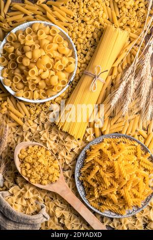 Eine große Auswahl an Pasta auf dem Tisch. Draufsicht, vertikale Ausrichtung. Stockfoto