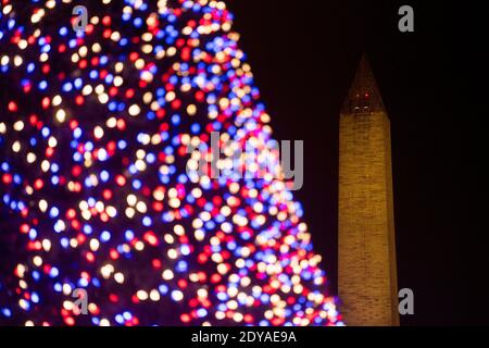 Washington, USA. Dezember 2020. Das am 24. Dezember 2020 aufgenommene Foto zeigt den National Christmas Tree und das Washington Monument im Regen in Washington, DC, USA. Quelle: Liu Jie/Xinhua/Alamy Live News Stockfoto