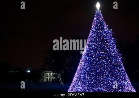 Washington, USA. Dezember 2020. Das am 24. Dezember 2020 aufgenommene Foto zeigt den National Christmas Tree und das Weiße Haus im Regen in Washington, DC, USA. Quelle: Liu Jie/Xinhua/Alamy Live News Stockfoto