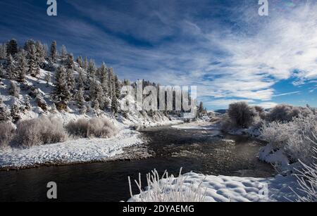 Blick flussaufwärts auf Rock Creek über Gillies Bridge an einem kalten Wintermorgen, in Granite County, in den westlichen Rocky Mountains von Montana. Stockfoto