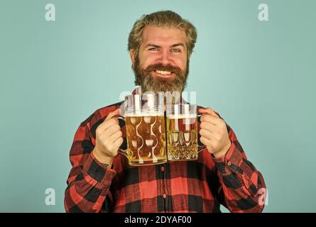 Feiern wir. Genießen Sie ein Glas Bier in der Kneipe. Erwarten Sie frisches kaltes Lagerbier. Nach einem anstrengenden Arbeitstag. Trinken Sie Bier vom Fass an der Bar in der Kneipe. Entspannter schöner Mann schlürft leckeres Bier. Stockfoto