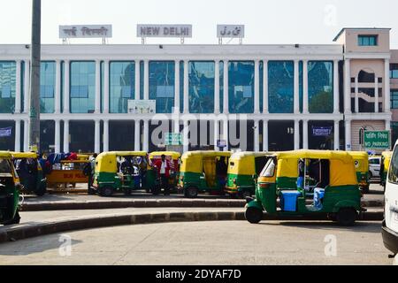 Neu Delhi, Indien - November, 2016: Parkplatz des Dreirad-Taxis in der Nähe von Neu-Delhi Bahnhof. Tuk Tuks gegenüber vom Bahnhof Gebäude wi Stockfoto