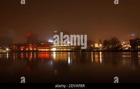 Umea, Norrland Schweden - 8. Dezember 2020: Zentrum bei Nacht in Nebel gehüllt Stockfoto