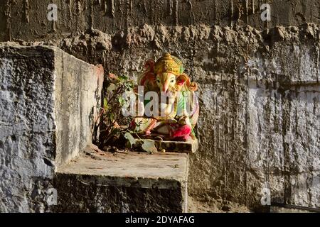 Kleine Statue von Lord Ganesha auf Treppen. Bunt bemaltes Hindusim-Symbol. Pushkar, Rajasthan, Indien Stockfoto