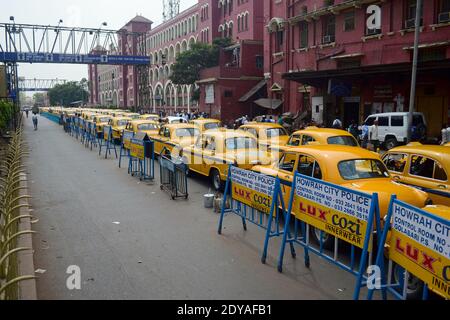 Kalkutta, Indien - März, 2014: Traditionelle Kalkutta gelb retro Taxi-Taxis auf dem Parkplatz in der Nähe Howrah Bahnhof. Taxifahrer stehen Stockfoto