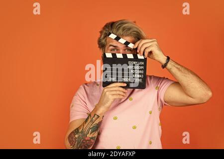 Schauspielercasting. Aufnahmeszene. Lieblingsserie. Kinoproduktion. Kreativer Produzent. Bärtiger Mann hält Filmklapper. Filmhersteller. Platz für das Kopieren auf dem Clapperboard. Comedy oder Drama. Film ansehen. Filmregisseur. Stockfoto