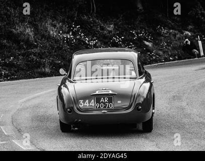 CAGLI , ITALIEN - OTT 24 - 2020 : ALFA ROMEO 1900 C SUPERSPRINT TOURING 1955 auf einem alten Rennwagen in Rallye Mille Miglia 2020 die berühmte italienische Geschichte Stockfoto