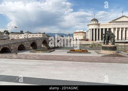 Steinbrücke alias Dušan Brücke über den Vardar Fluss, die Bootsmänner von Thessaloníki, Assassinen von Salonica, Monument & Archaeology Museum, Makedonien Platz, Stockfoto