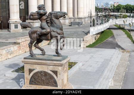 Denkmal von Karposch, christlicher anti-osmanischer Aufstand Rebellion Führer mit Kunstbrücke über Vardar Fluss, Skopje, Mazedonien (FYROM), Republik Nor Stockfoto