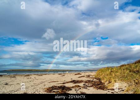 Schöner Regenbogen über Narin Strand, Donegal - Irland. Stockfoto