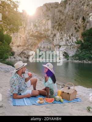 Paar im Urlaub in der Ardeche Frankreich, junge Männer und Frauen zu Besuch Narural Bogen in Vallon Pont D'Arc in Ardeche Canyon in Frankreich. Europa Stockfoto