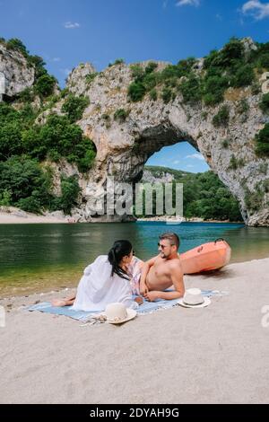 Paar im Urlaub in der Ardeche Frankreich, junge Männer und Frauen zu Besuch Narural Bogen in Vallon Pont D'Arc in Ardeche Canyon in Frankreich. Europa Stockfoto