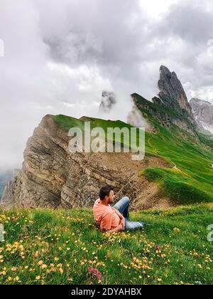 Junge Männer besuchen die Dolomiten Italien, herrliche Ausblicke in die Dolomiten. Der Blick von Seceda auf die Geisler Berge ist spektakulär. Europa Stockfoto