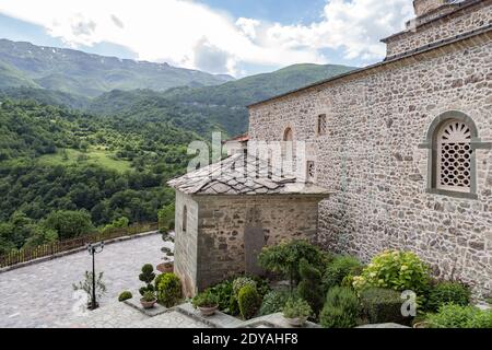 Blick über das Tal vom Klosterkomplex, Kloster St. Jovan Bigorski, Kloster St. John the Forerunner Bigorski, Mavrovo Nationalpark, Macedoni Stockfoto