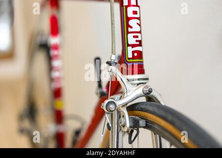 enns, österreich, 25 dec 2020, Oberrohr mit shimano Bremse eines Oldtimer Rennrads francesco moser cromovelato ausgestattet mit shimano 600 und Kranteilen Stockfoto