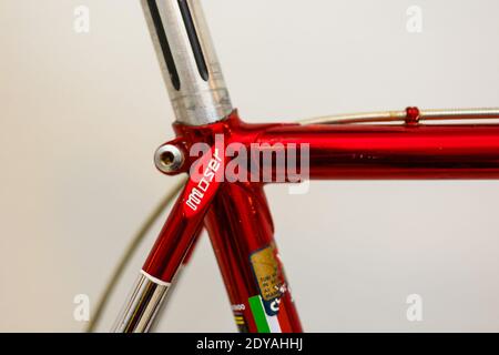 enns, österreich, 25 dec 2020, Sitzrohr und gipiemme Sattelstütze auf einem Oldtimer Rennrad francesco moser cromovelato ausgestattet mit shimano 600 und Kran par Stockfoto