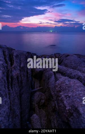 Langzeitbelichtung Bild der dramatischen Himmel Seestück mit Felsen in Der Vordergrund Sonnenuntergang oder Sonnenaufgang Landschaft Hintergrund schönes Licht Natur erstaunliche Länder Stockfoto