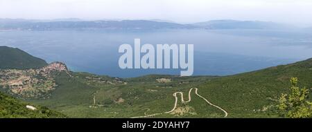 Blick von Koritski Ridge, Mount Galicia Nationalpark, Stadt Trpejca, Ohridsee & Bergstraße, Mazedonien, (FYROM), Republik Nordmakedoni Stockfoto