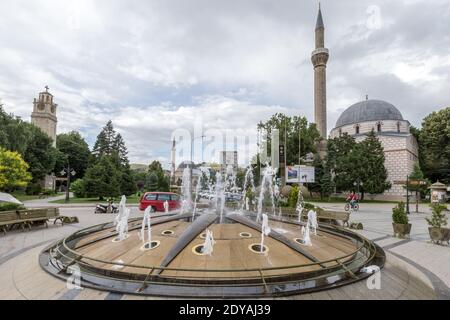 Brunnen auf Magnolienplatz, Uhrturm, Yeni und Ishok (Isak) Moscheen, Shirok Sokok, (früher Marshal Tito Straße), Bitola, Macdonia, (FYROM)), Rep Stockfoto