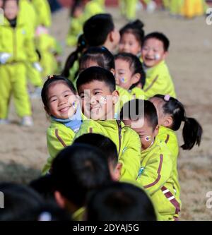 Changxing, Chinas Provinz Zhejiang. Dezember 2020. Kinder nehmen am Tauziehen im Hongqiao Zentralkindergarten im Bezirk Changxing der Stadt Huzhou, Ostchinas Provinz Zhejiang, Teil, 25. Dezember 2020. Der Kindergarten veranstaltete verschiedene traditionelle Volksaktivitäten, um das kommende neue Jahr zu feiern. Quelle: Xu Yu/Xinhua/Alamy Live News Stockfoto