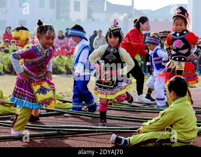 Changxing, Chinas Provinz Zhejiang. Dezember 2020. Kinder nehmen an einem Bambustanz im Hongqiao Zentralkindergarten im Bezirk Changxing der Stadt Huzhou in der ostchinesischen Provinz Zhejiang Teil, 25. Dezember 2020. Der Kindergarten veranstaltete verschiedene traditionelle Volksaktivitäten, um das kommende neue Jahr zu feiern. Quelle: Xu Yu/Xinhua/Alamy Live News Stockfoto