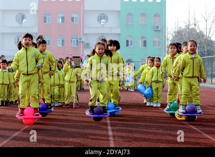 Changxing, Chinas Provinz Zhejiang. Dezember 2020. Kinder nehmen an einem Spiel im Hongqiao Zentralkindergarten im Bezirk Changxing der Stadt Huzhou, Ostchina Zhejiang Provinz, 25. Dezember 2020 Teil. Der Kindergarten veranstaltete verschiedene traditionelle Volksaktivitäten, um das kommende neue Jahr zu feiern. Quelle: Xu Yu/Xinhua/Alamy Live News Stockfoto