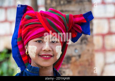 Junge Pa O Dame mit Thanaka im Gesicht im Shwe Indein Pagode Komplex, Shan Staat, Inle See, Myanmar (Burma), Asien im Februar Stockfoto