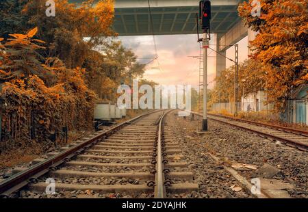 Bahngleise mit Herbsteffekt bei Sonnenaufgang in Kalkutta, Indien Stockfoto