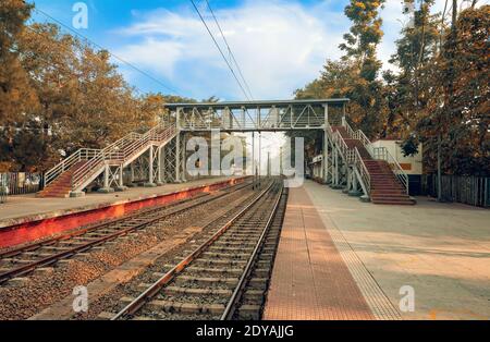 Leerer Bahnhofsplatz mit Gleisen bei Sonnenaufgang Kalkutta Indien Stockfoto