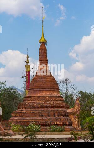 Stupas im Shwe Indein Pagode Complex, Shan State, Inle Lake, Myanmar (Burma), Asien im Februar Stockfoto