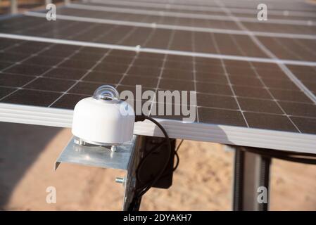 Pyranometer-Lichtmessung in Solarfarm Photovoltaik erzeugen grün erneuerbare Elektrische Energieversorgung der Elektrik Stockfoto