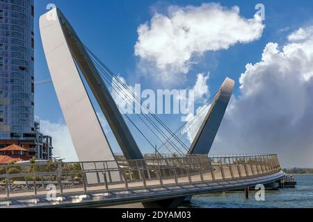 Die futuristische Formen der Fußgängerbrücke Elizabeth's Quay in Perth, Western Australia Stockfoto