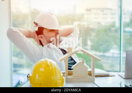 Techniker müde und schlaft oder schläft im Büro, wenn Mittagspause nach harter Arbeit über Nacht Stockfoto