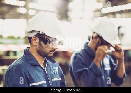 Leiter des Ingenieurs, Arbeiter Leiter Porträt Selbstvertrauen und professionellen Look trägt Schutzbrille und weißen Helm. Stockfoto