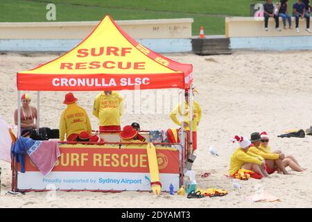 Sydney, Australien. Dezember 2020. Surf Rescue Cronulla SLSC am Strand von Cronulla am Weihnachtstag. Kredit: Richard Milnes/Alamy Live Nachrichten Stockfoto